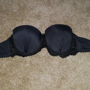 Black strapless bra